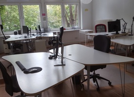 Furnished room in bigger office space (8 desks)