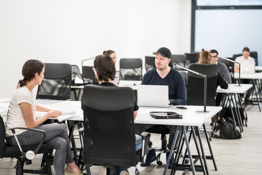 Friendly and beautiful  Coworking Space at Hauptbahnhof/ Schwartzkopffstraße in Mitte