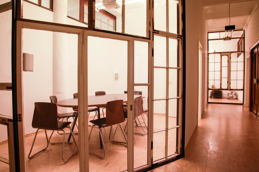Desks in creative shared office available / Tische frei in kreativer Bürogemeinschaft