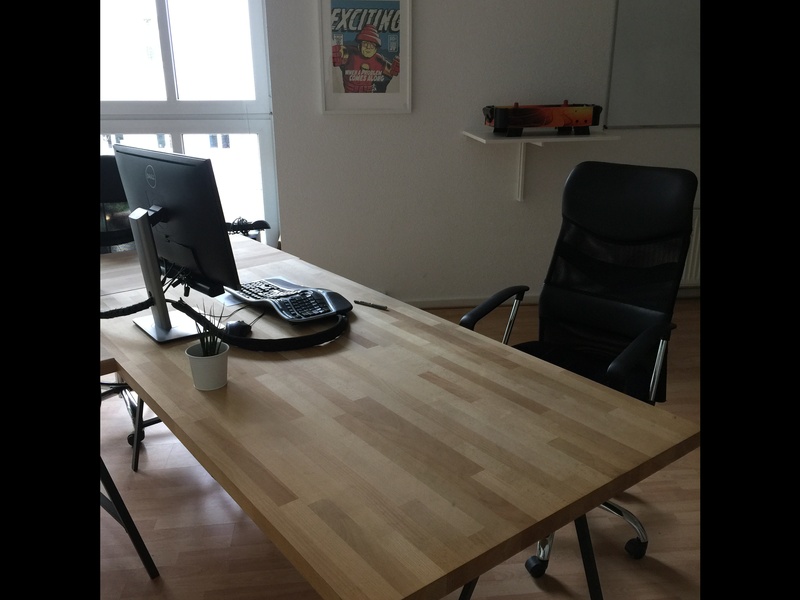 2 large Desks 200m from Rosenthaler Platz