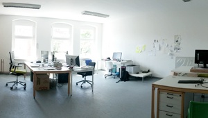 1 desk to let in spacious coworking space