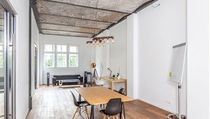 Arbeitsplätze in weiträumigen Loft im Industrie-Design im Herzen von Berlin