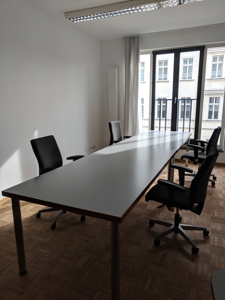 2 rooms / desks or private office incl. conference room, coffee, water, ...