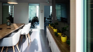 Plug&play office for 70+ employees with event-community space or show room