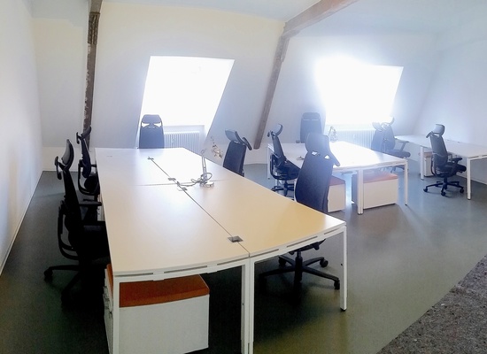 Bright Room in shared Office for 10 people