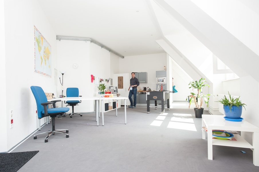 Desks in Shared Workspace in Kreuzberg close to U7/Gneisenaustraße