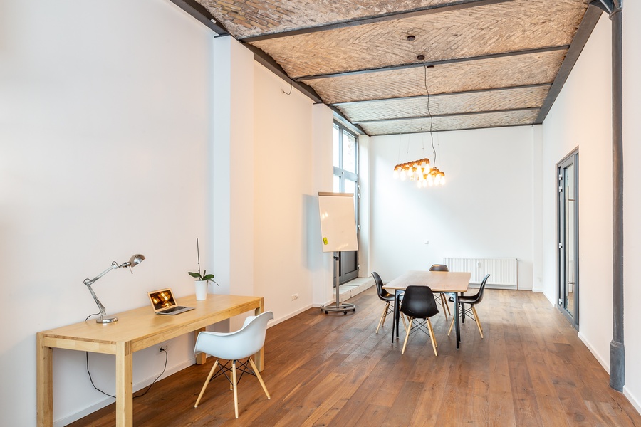 Arbeitsplätze in weiträumigen Loft im Industrie-Design im Herzen von Berlin