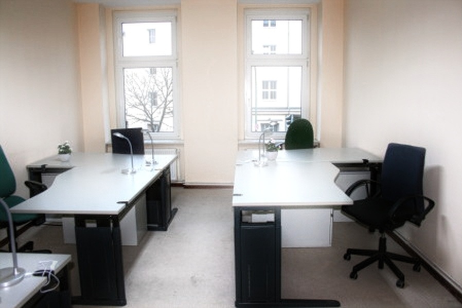 Room with 5 desks and Meeting room. Mitte