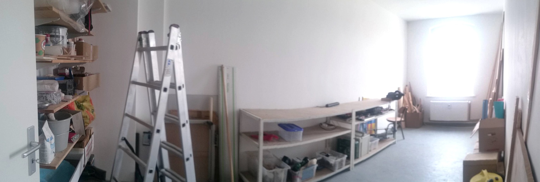 1 desk to let in spacious coworking space