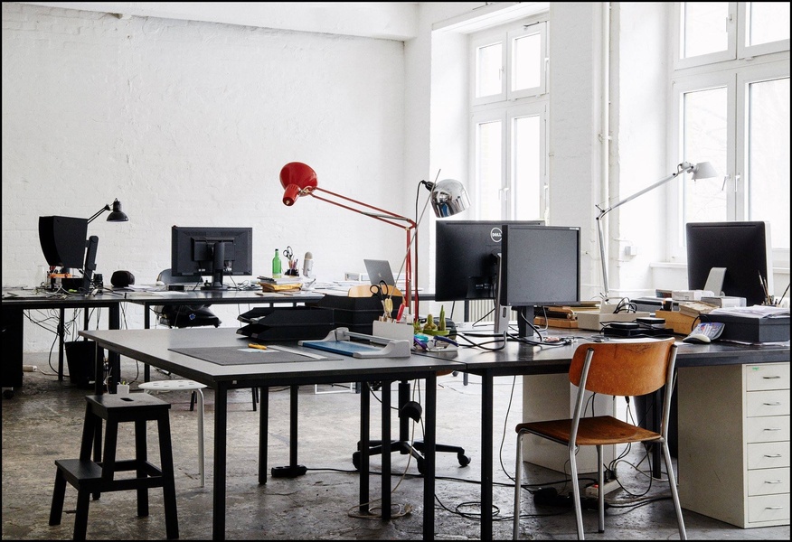 Desk available in bright co-working office / studio in Kreuzberg