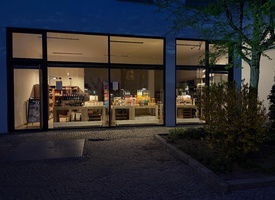 Moderne Gewerbefläche mit großer Glasfassade und Showroom-Charakter in Berlin-Wilmersdorf