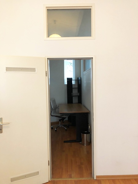 3 desk space available in creative office, Büro, Büroplatz