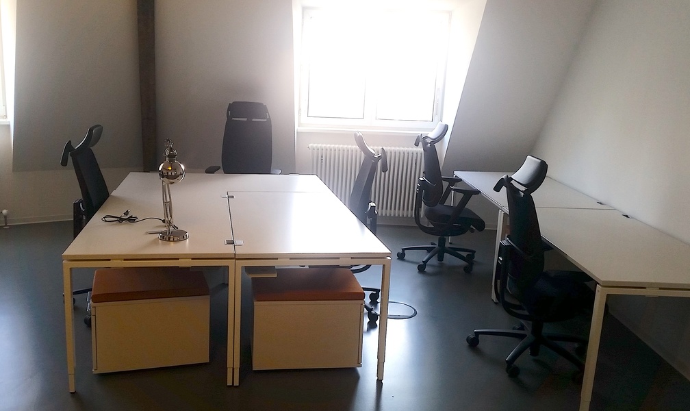 Bright Room in shared Office for 10 people