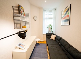 One desk available in small shared office / Ein Tisch verfügbar in Bürogemeinschaft