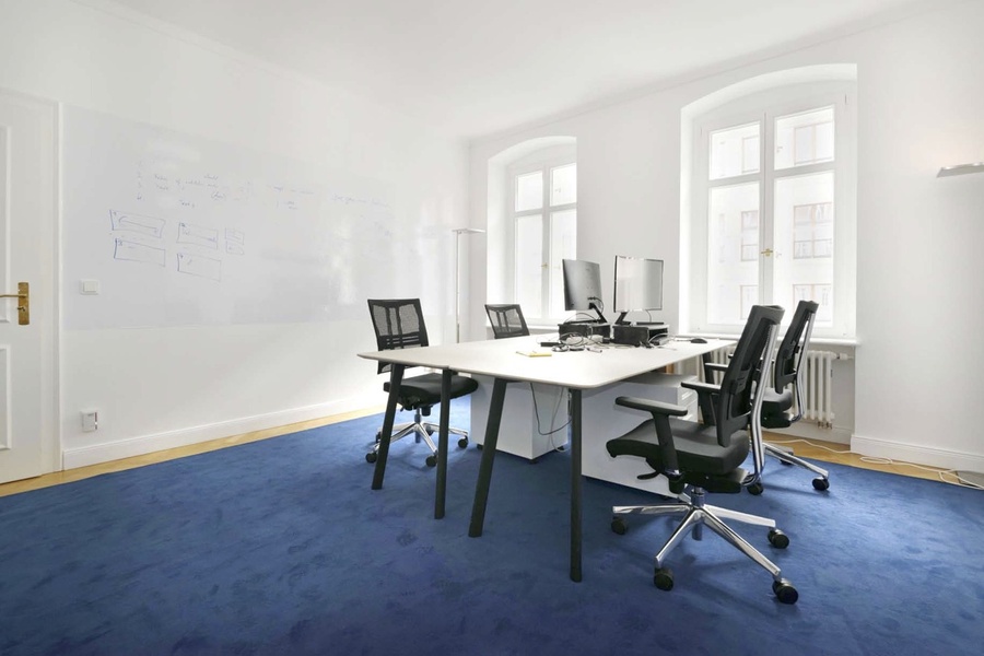 Room: Sunny office space for shared use in prime location for rent