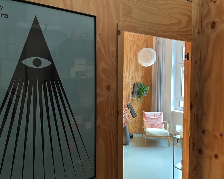 Desk in coworking space in Moabit