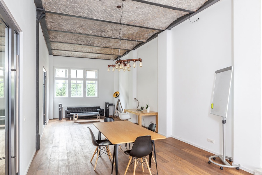 Arbeitsplätze in weiträumigen Loft im Industrie-Design im Herzen von Berlin