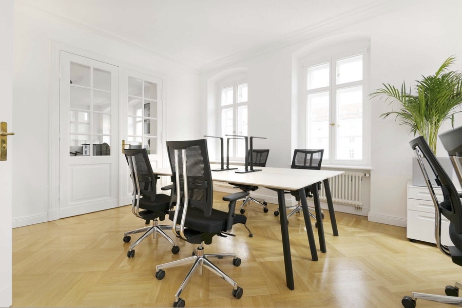 Sunny office space for shared use in prime location for rent